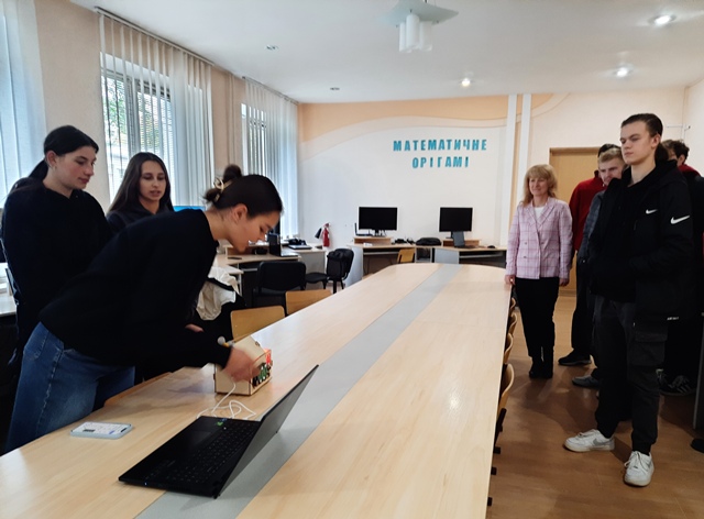 Обговорення STEM-проєкту «Розумний будинок» за участю декана факультету та студентів
